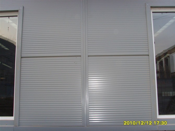 聚氨酯封边岩棉夹芯板与普通岩棉夹芯板性能对比