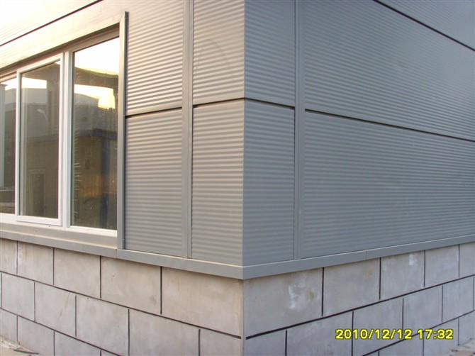 聚氨酯封边岩棉夹芯板与普通岩棉夹芯板性能对比